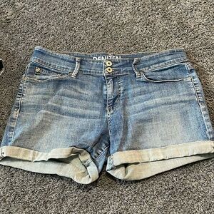 Lightly worn size 6 Denizen from Levi’s blue jean shorts